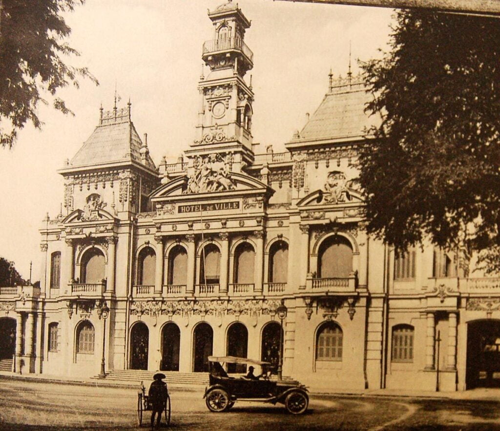 dia-diem-du-lich-thanh-pho-ho-chi-minh-bang-tieng-phap-pho-di-bo
